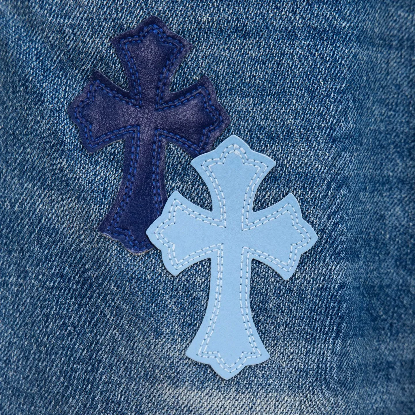 P260 Chrome Hearts micro-flared light blue multi-leather hot jeans. CH jeans need to be washed after the finished product, then disassembled and hand-stitched with sheepskin cross leather and then spliced ​​to complete. The whole piece has too many craftsmanship to explain. The patchwork cross pattern is embellished, and the high-waisted washed jeans! ! Absolutely high-end luxury products, god-level single products and super popular products, made with top heavy industry, a must-see magic weapon. Customized hardware. The fabric is thick and soft after washing. It has good breathability. Customized small leather label. Unique design. The details are simple and elegant, and the workmanship is exquisite. The entire trousers are neatly routed and the details are in place! It’s so cool that both men and women can easily control the genderless trend! Style number: 1796# Color: blue Size: 28 30 32 34 36